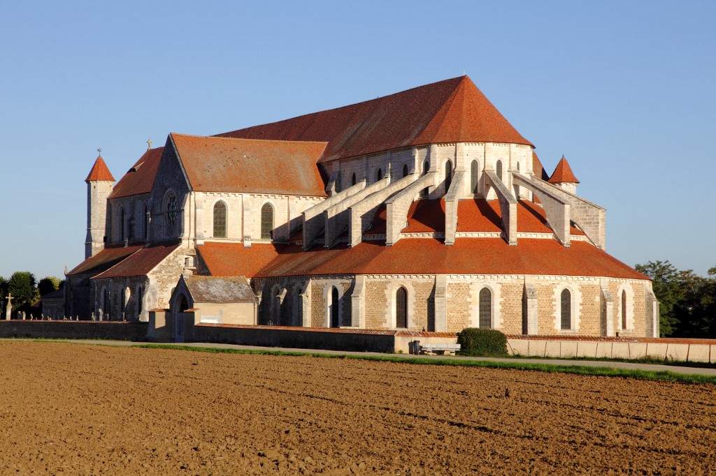 Vue extérieur de l'Abbaye de Pontigny avec un temps ensoleillé