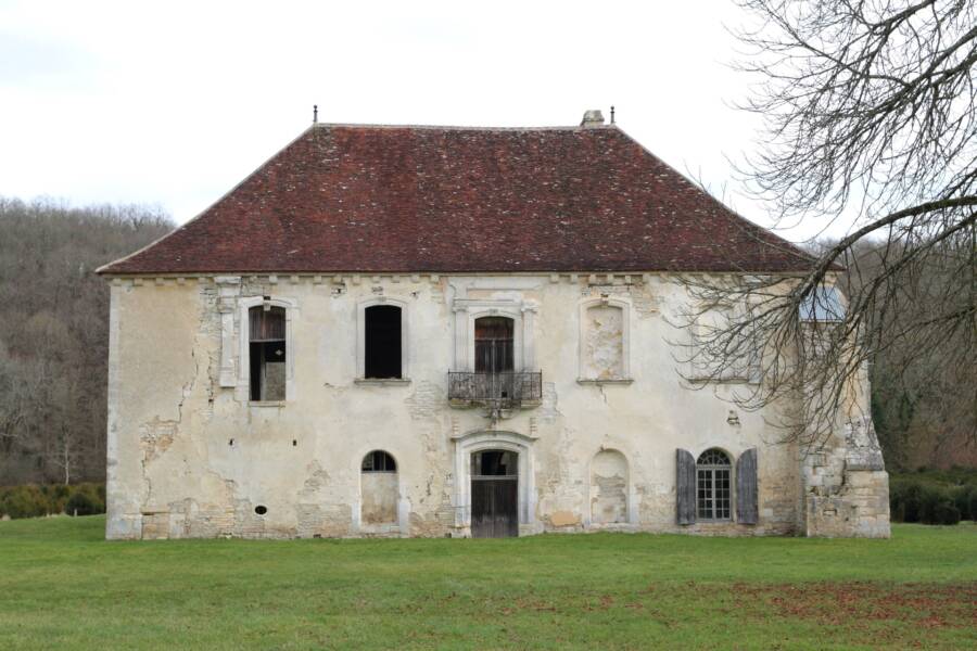 Vue extérieur de l'Abbaye de Quincy sur un temps plus automnale