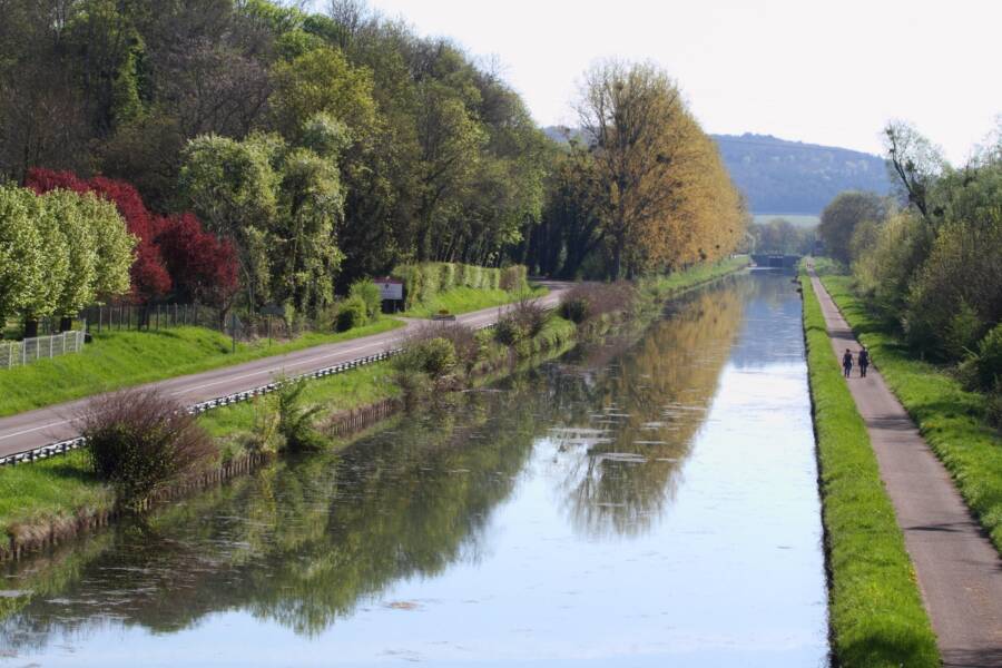 Canal de Bourgogne à Tonnerre avec des marcheurs