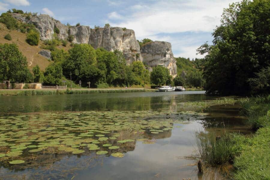 Canal du Nivernais en été avec quelques bateaux