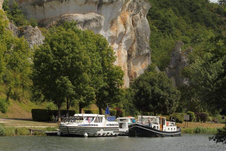 Canal du Nivernais en été avec des bateaux