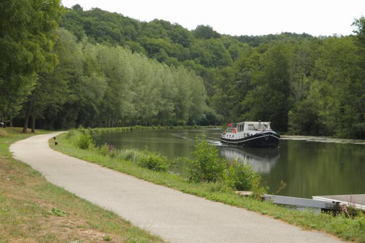 Canal du Nivernais avec un bateau qui navigue