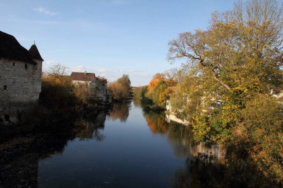 Vue sur le Serein à Chablis avec des couleurs automnales