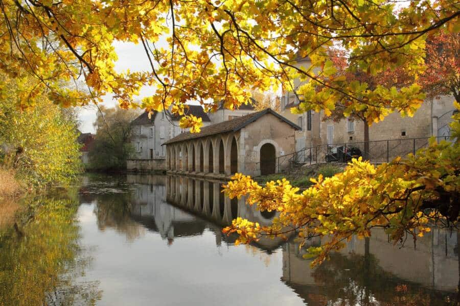 Lavoir de Chablis dans un environnement automnal