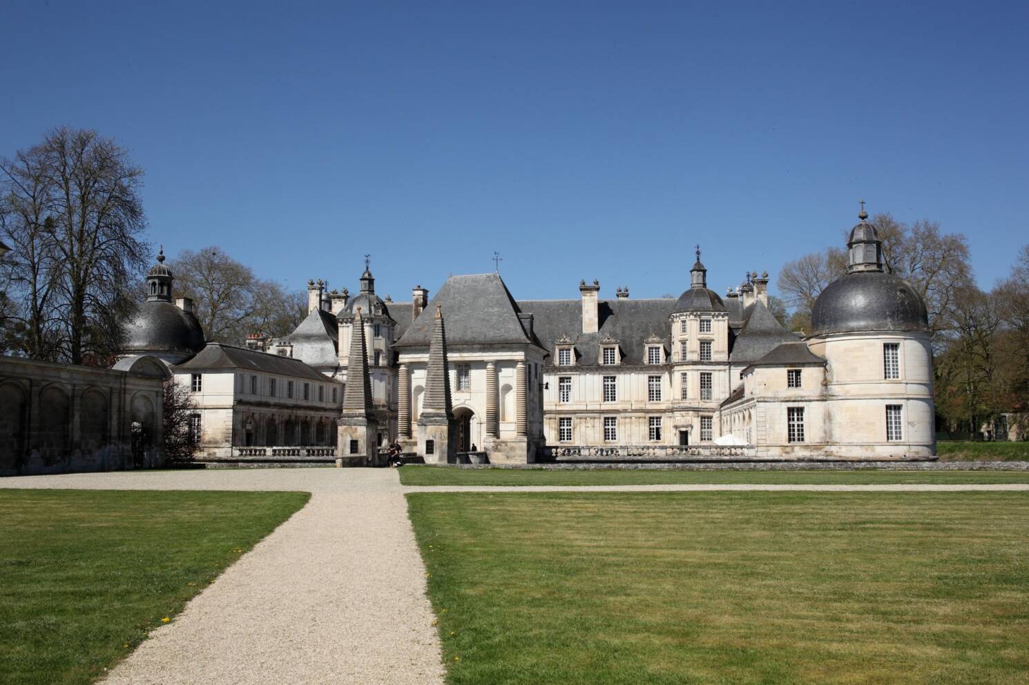 Vue extérieur du Château de Tanlay avec un beau ciel bleu