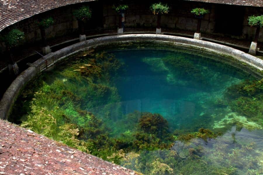 Fosse Dionne, du bleu intense au vert profond