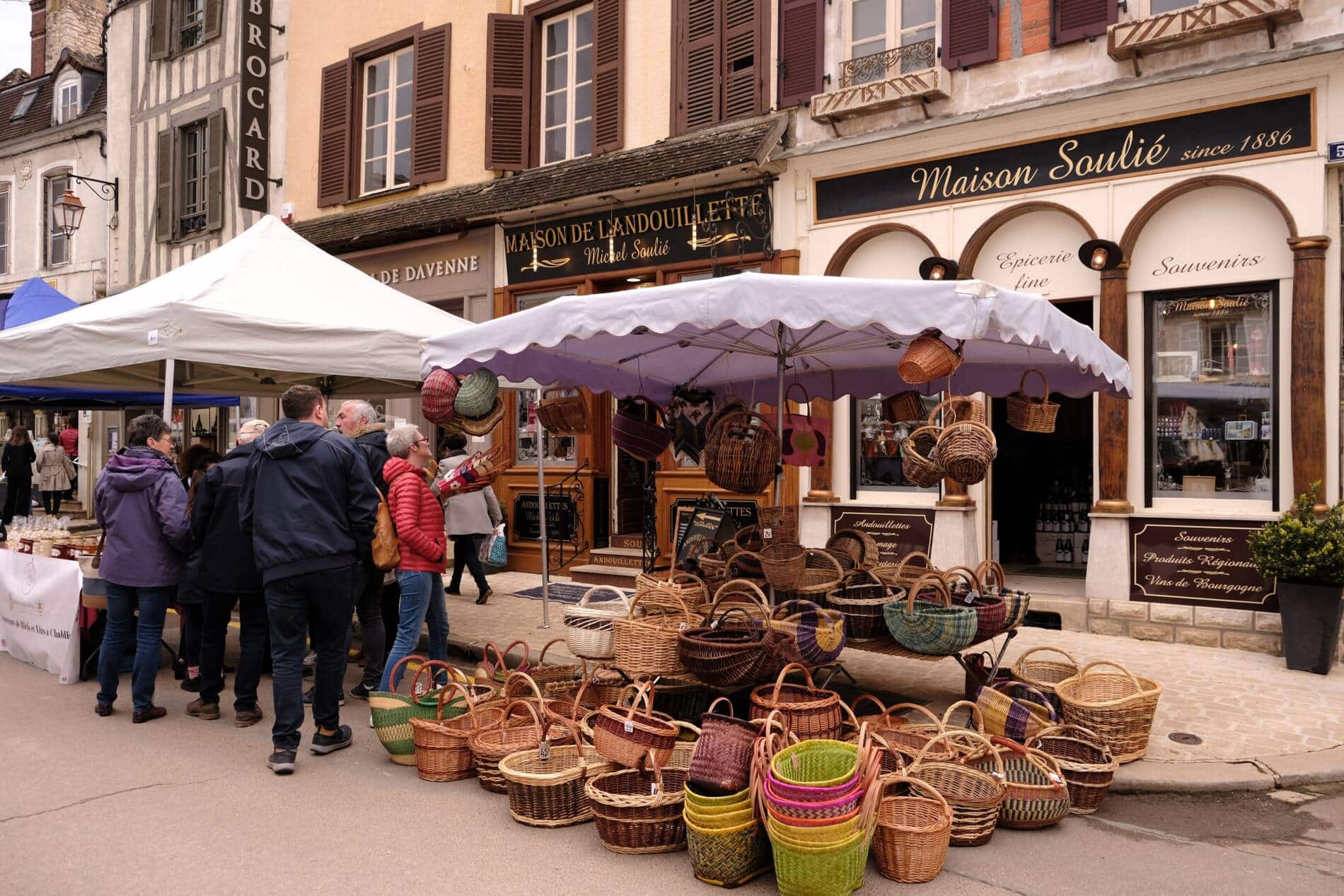 Stand de paniers sur le marché de Chablis