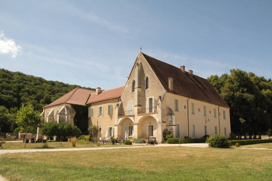 Vue extérieur de l'Abbaye de Reigny avec un beau ciel bleu