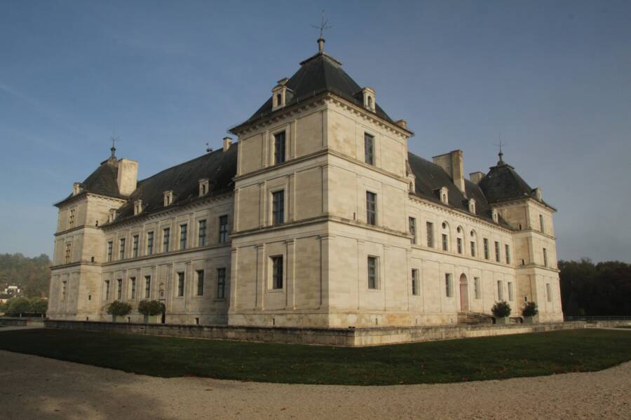 Vue extérieur du Château d'Ancy-le-Franc avec un beau ciel bleu