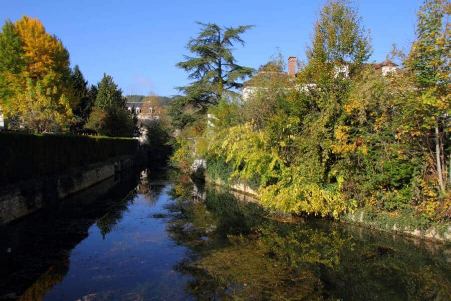 Cours d'eau à Tonnerre accompagné d'arbres verdoyants