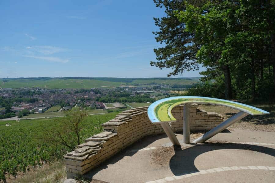 Vue panoramique sur Chablis depuis l'aire des Clos