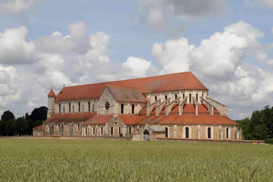 patrimoine abbaye pontigny chablisien printemps vueexterieure ciel bleu nuage 29