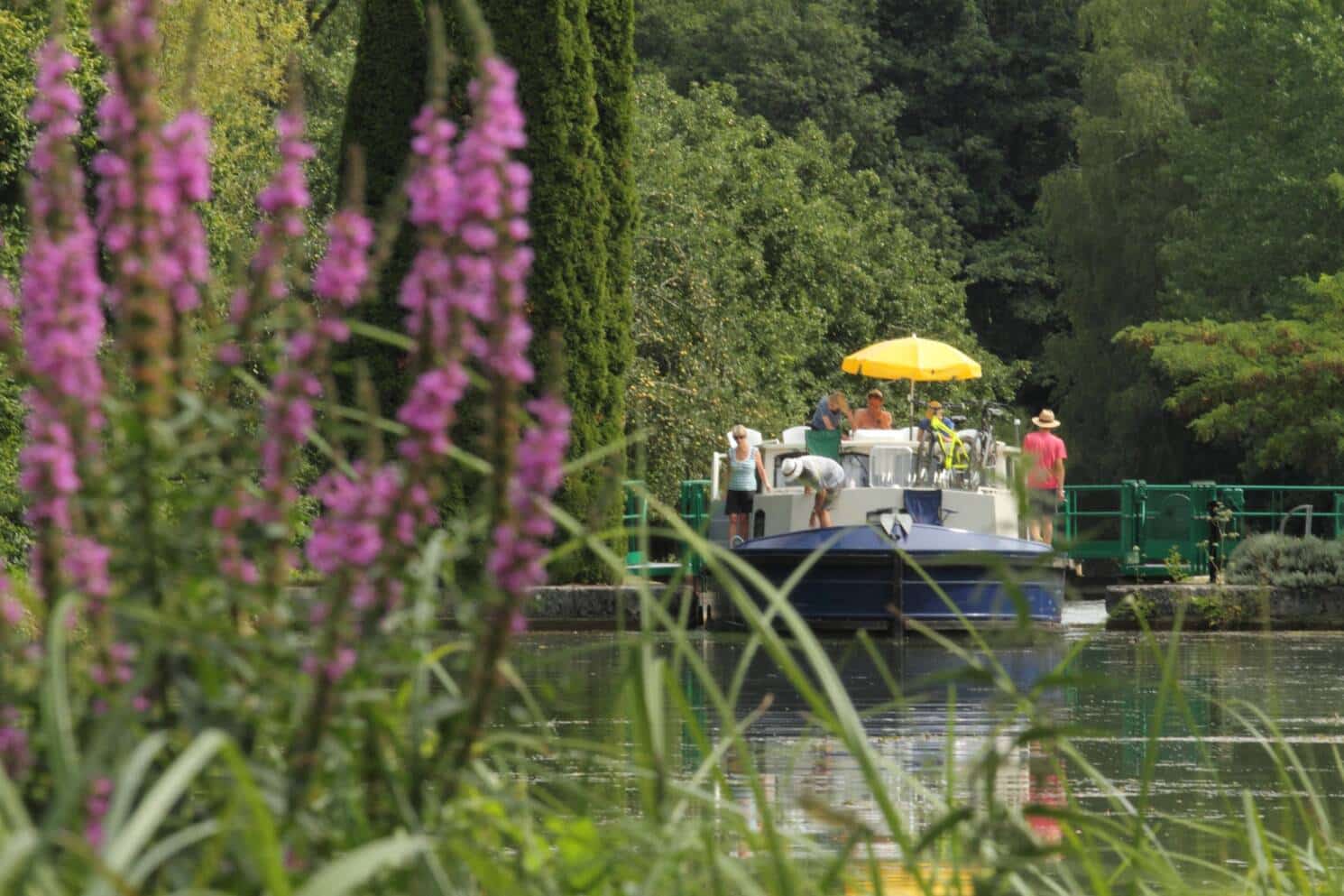 Bateau sur le Canal Du Nivernais